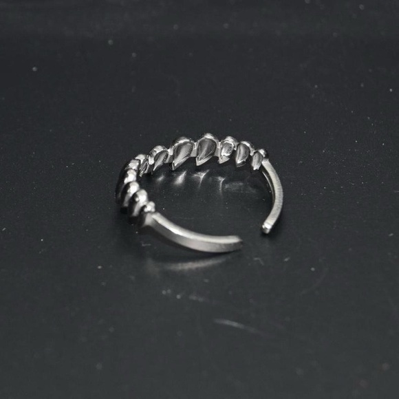Pointed Teeth Ring - Picture 3 of 4